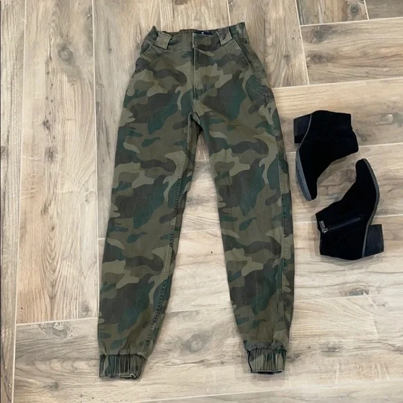 Hollister Ultra High Rise Jogger Pants Womens XS Camo Casual Streetwear School - Picture 3 of 7